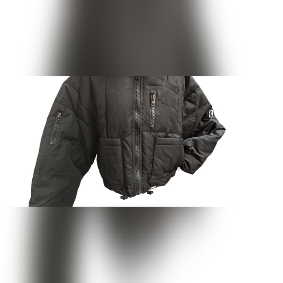 *NWT* VHNY cropped black puffer - Picture 4 of 5